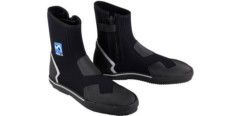 Neoprene shoes for people practicing water sports
